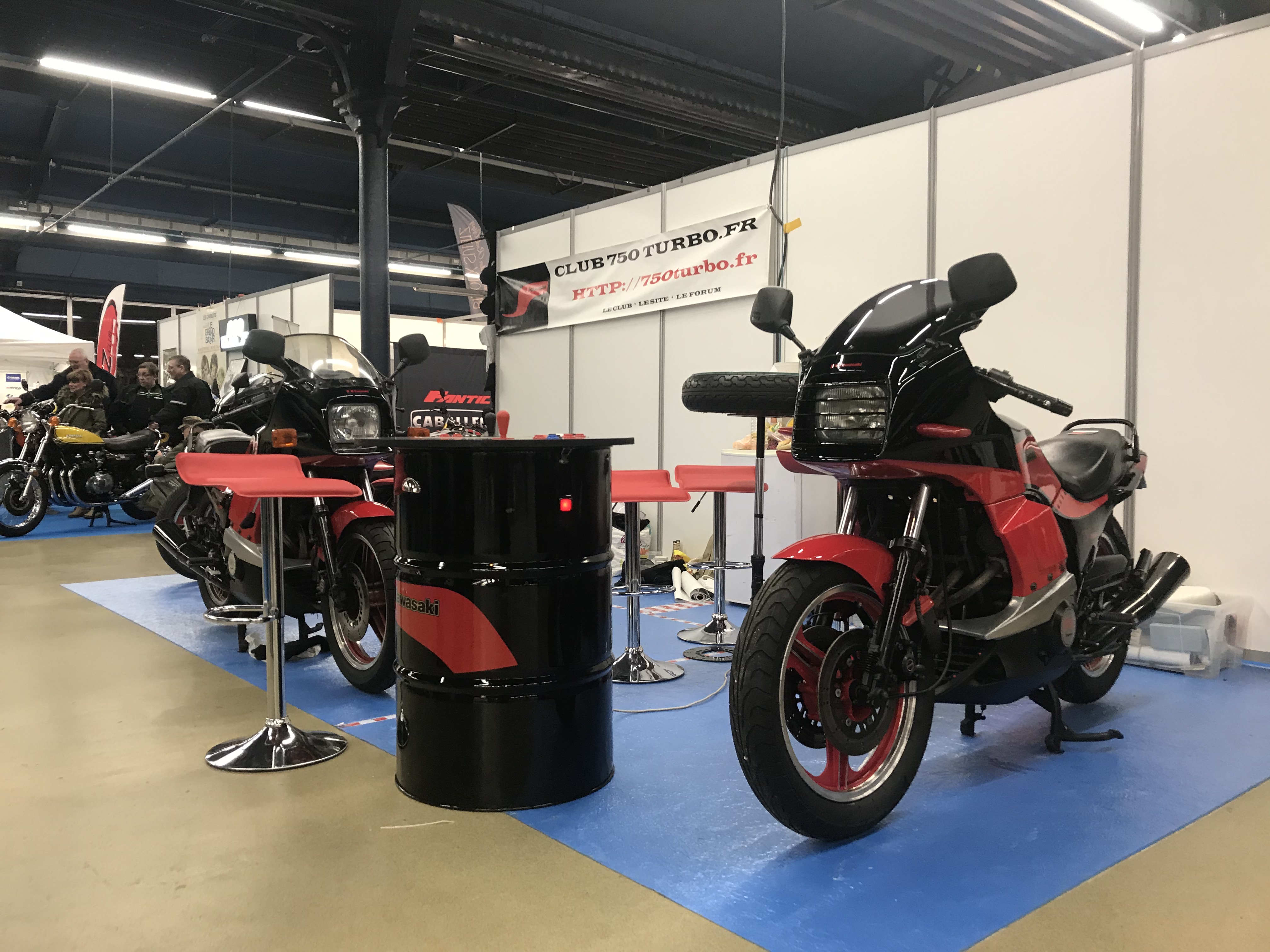 Les motos du club sur un stand de salon.